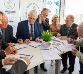 Signature du PST en présence de Denis MASSEGLIA