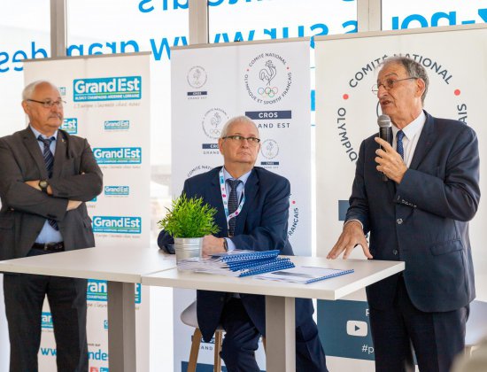 Signature du PST en présence de Denis MASSEGLIA