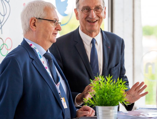 Signature du PST en présence de Denis MASSEGLIA