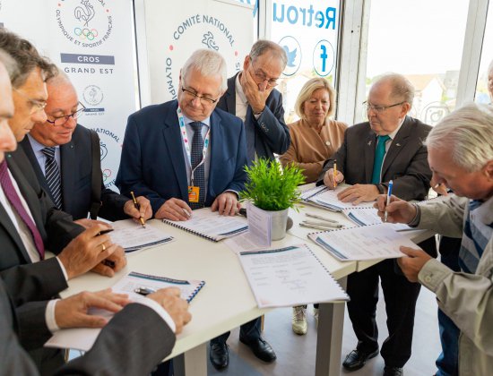 Signature du PST en présence de Denis MASSEGLIA